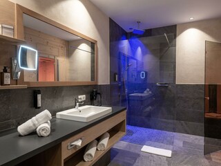 Badezimmer mit Regendusche und Infrarot Kabine