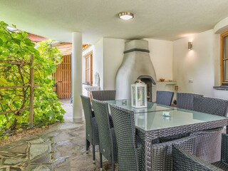 Garten mit Esstisch und Grill