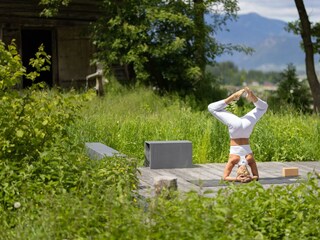 Yoga auf der Plattform im Wald
