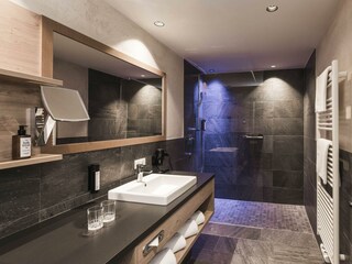 Badezimmer mit Regendusche