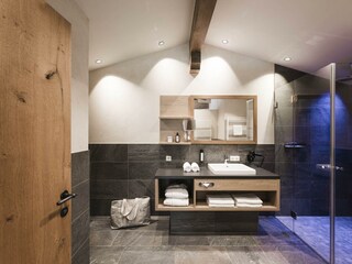 Badezimmer mit Regendusche