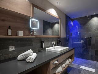 Badezimmer mit Regendusche