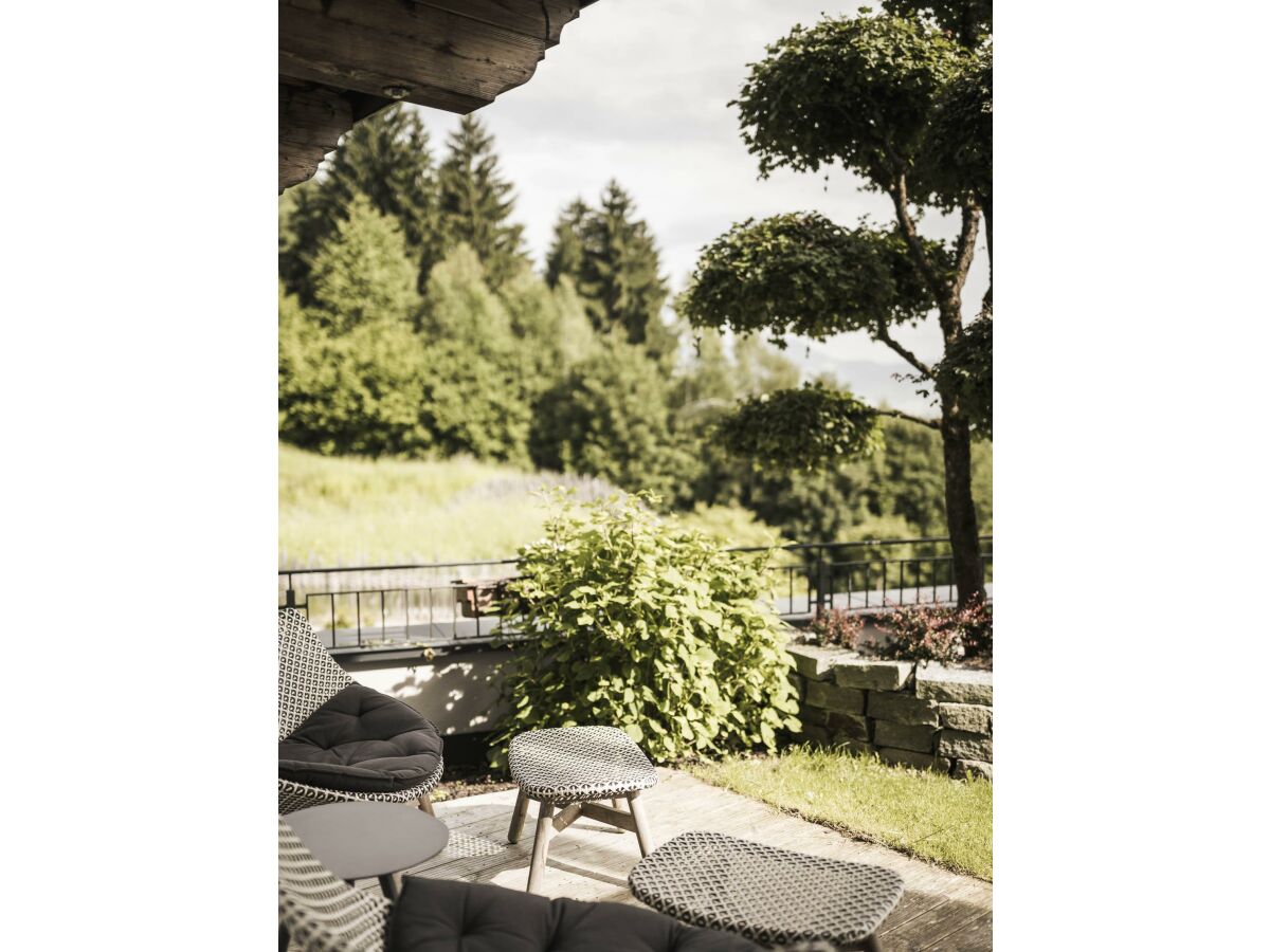 Relaxen im Loungchair mit Blick in die Berge