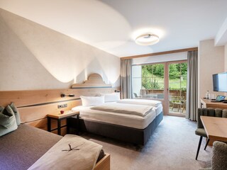 Schlafzimmer mit Blick in den Bergwald
