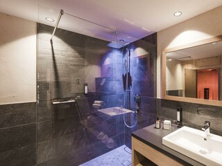 Badezimmer mit Regendusche