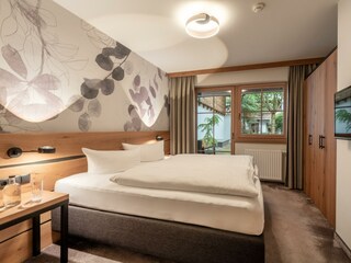 Schlafzimmer mit Blick in den Innenhof