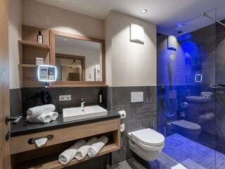 Badezimmer mit Regendusche