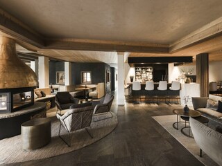 Lounge und Hotelbar mit Feuerstelle