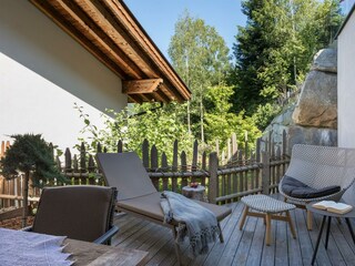 Große Gartenterrasse mit Blick in den Jungwald