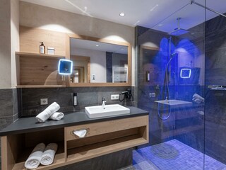 Badezimmer mit Regendusche und WC