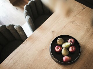 Essbereich mit vollausgestatteter Küche