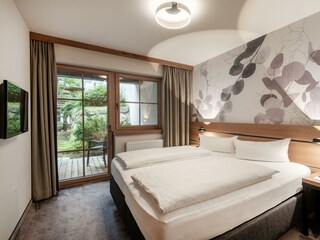 Schlafzimmer mit Blick in den Innenhof