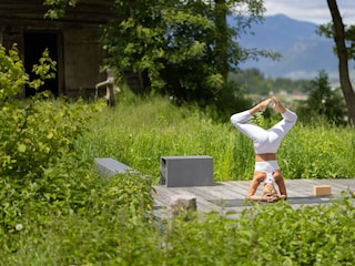 Yoga auf der Plattform im Wald