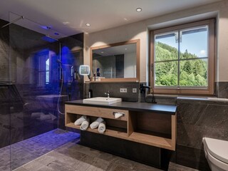 Badezimmer mit Regendusche