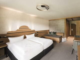 Doppelzimmer mit Sitzecke und 32 m² Wohnfläche