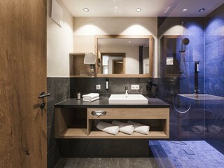 Badezimmer mit Regendusche