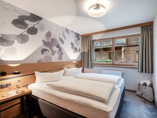 Schlafzimmer mit Blick in den Innenhof