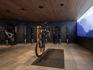 Bikeraum mit Reparaturzone