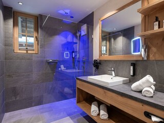 Badezimmer mit Regendusche