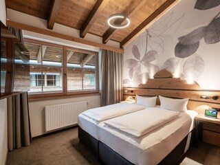 Schlafzimmer mit Blick in den Innenhof