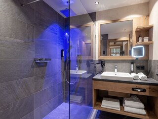 Badezimmer für jedes Schlafzimmer mit Regendusche