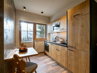 Vollausgestatte Küche und kleiner Essbereich