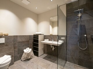 Badezimmer mit Regendusche