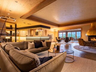 Lobby & Loungebereich mit Feuerstelle