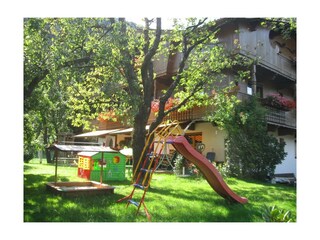 Garten_mit_Spielplatz