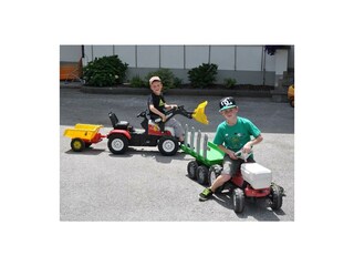 Kinder spielen mit Traktor