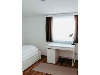 Einbettzimmer mit Schreibtisch