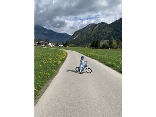 Rad- und Wanderweg direkt vor dem Apartment Maria