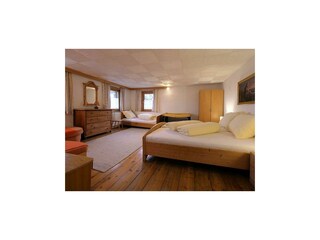 Zillertal-Fuegen-Haus-Thoma-Huber-Dreibettzimmer