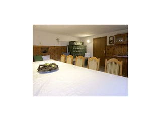 Zillertal-Fuegen-Haus-Thoma-Huber-Esstisch