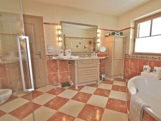 Bad 1 mit Badewanne, Dusche und WC