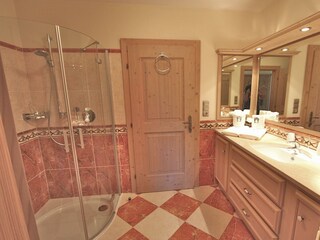 Bad 2 mit Dusche und WC