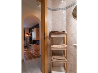 zillerstuebchen_badezimmer_ausblick_wohnzimmer