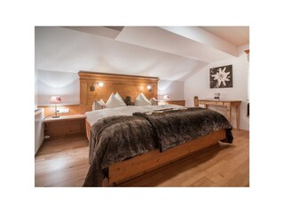 gemütliches Schlafzimmer mit Vollholzmöbeln