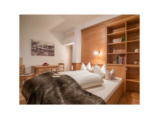 Schlafzimmer mit geräumigem Schrank
