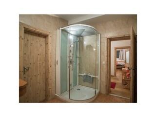 Wellnessdusche im großen Badezimmer