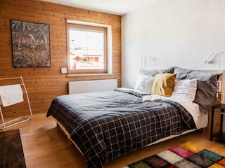 Hauptschlafzimmer mit Doppelbett.