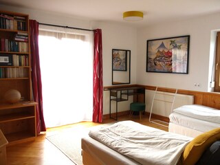 Wohnzimmer mit zwei Einzelbetten.