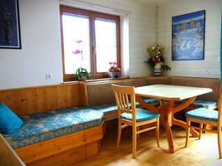 Sitzecke mit Sofa in der Küche.