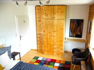 Hauptschlafzimmer mit Doppelbett und Schrank.