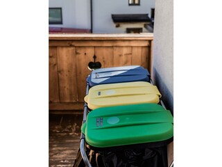 Hauptmülltrennung auf dem Balkon.