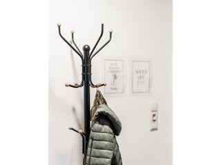 Garderobe im Stiegenhaus.