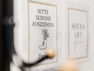 Schuhe ausziehen bitte.