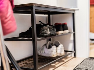 Schuhaufbewahrung im Stiegenhaus.