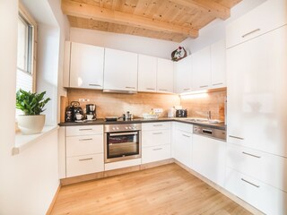 Moderne Panoramaküche mit Balkon