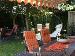 Garten mit Bäumen und Liegewiese